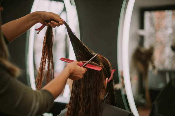 理发师的特写镜头准备在沙龙里剪掉她客户的红头发 — 图库照片