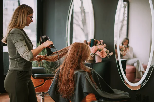 Blonde Coiffeuse Souffler Séchage Ses Clients Cheveux Roux Salon Coiffure — Photo