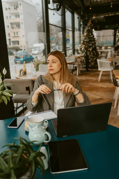 Beautiful Blonde Business Woman Looking Away While Sitting Cafe — Stock Photo, Image