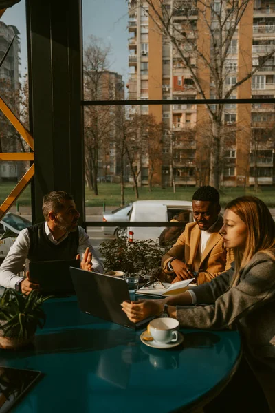 Trzech Biznesmenów Rozmawia Siedząc Kawiarni — Zdjęcie stockowe