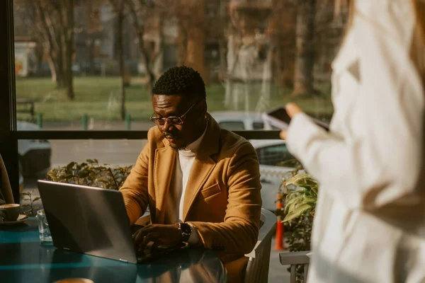 カフェに座っている間に彼のラップトップで働いているハンサムなアフリカ系アメリカ人のビジネスマンのクローズアップ — ストック写真
