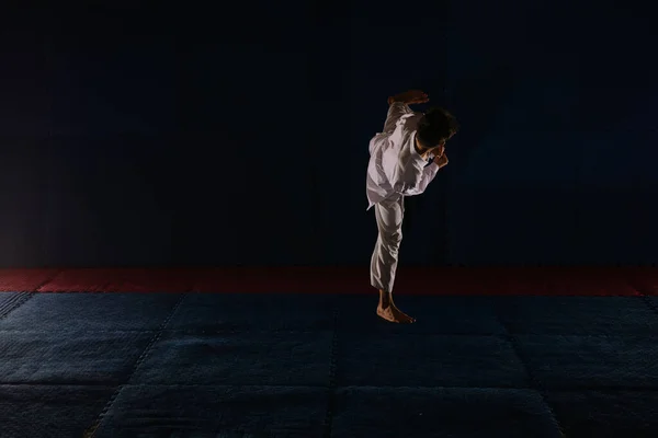 Ung Karatist Gör Yoko Geri Pose Karate Studion — Stockfoto