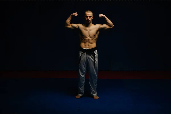 Jóképű Tini Fiú Pózol Izmaival Karate Stúdióban — Stock Fotó