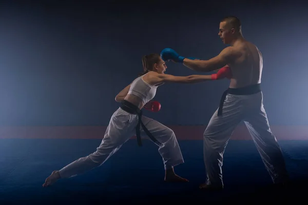 Bella Ragazza Karate Combattere Suo Amico Karate Presso Studio Karate — Foto Stock