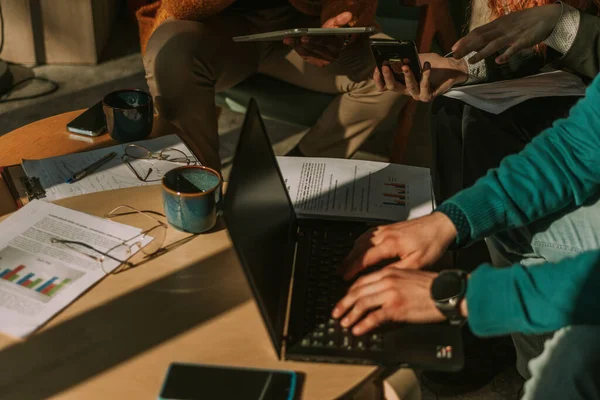 Närbild Man Som Jobbar Laptop Kvinnlig Arbetare Visar Något Telefonen — Stockfoto