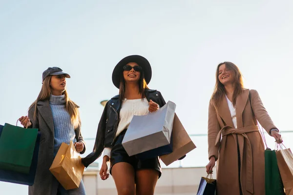 Smiley Shopping Girls Plein Air — Photo