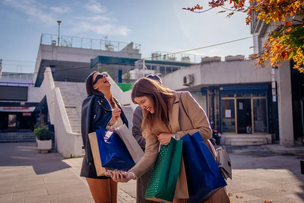 Tres Chicas Encantadoras Con Bolsas Compras Sonriendo Antes Tomar Selfie —  Fotos de Stock