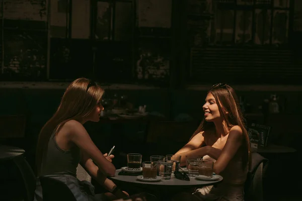 Primer Plano Unas Chicas Guapas Hablando Mientras Están Sentadas Café —  Fotos de Stock