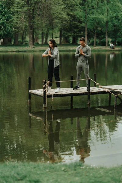 Schönes Paar Betet Während Auf Der Brücke See Park Steht — Stockfoto