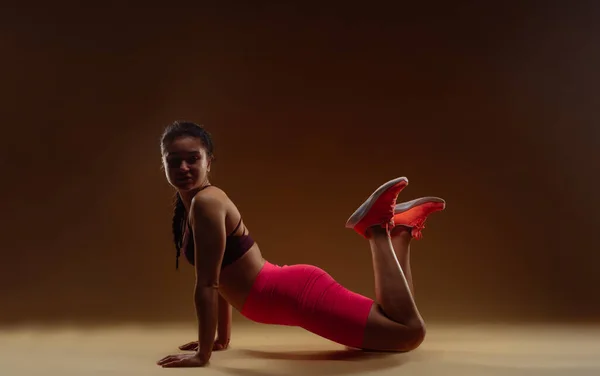 Stüdyoda Çalışan Formda Bir Bayan Sporcu Egzersizden Önce Vücudunu Isıtıyor — Stok fotoğraf