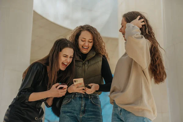 Curly Haired Girl Showing Something Funny Phone Her Friends Brunette — Stock Photo, Image