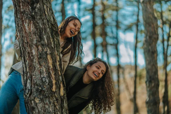 Jonge Prachtige Meisjes Spelen Plezier Hebben Buiten Kijken Weg Glimlachen — Stockfoto