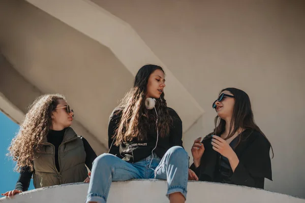 Três Raparigas Conversar Linda Menina Morena Sentada Uma Parede — Fotografia de Stock