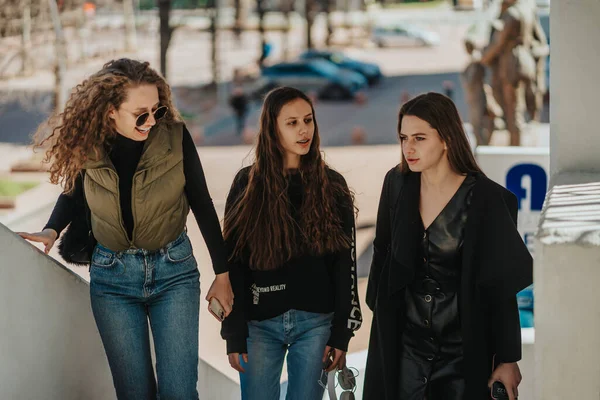 Três Meninas Andando Cima Ter Uma Conversa — Fotografia de Stock