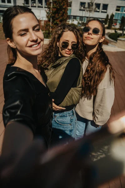 Tres Encantadoras Chicas Descuidadas Dos Morenas Una Pelo Rizado Tomando — Foto de Stock