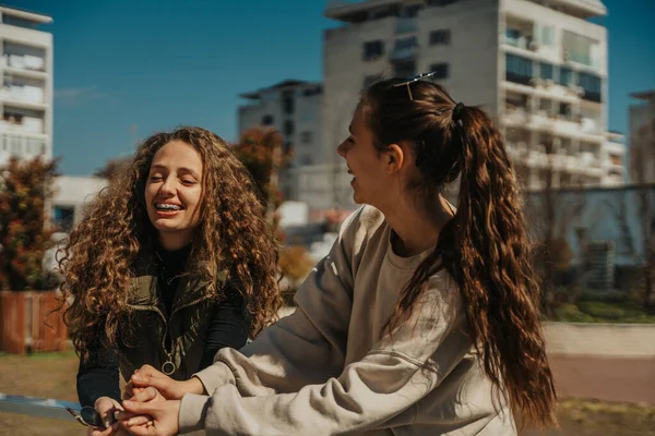 Δύο Όμορφα Κορίτσια Έχουν Μια Διασκεδαστική Συζήτηση Ενώ Ακουμπά Μεταλλικό — Φωτογραφία Αρχείου