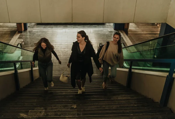Tres Chicas Están Punto Compras Están Caminando Arriba Hablando Riendo — Foto de Stock