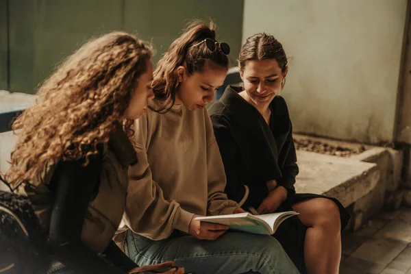 Wunderschöne Mädchen Die Zusammen Ein Buch Lesen Und Lächeln — Stockfoto
