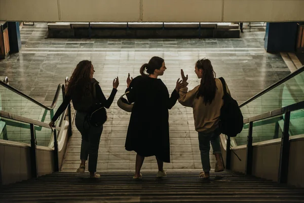 Baksidan Bild Tre Kvinnliga Vänner Som Har Roligt Samtal Och — Stockfoto