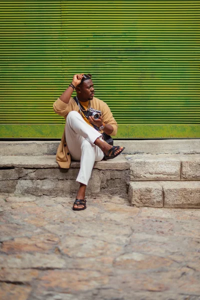 Beautiful African Tourist Hanging Out Downtown Area Take Some Pictures — Stock Photo, Image