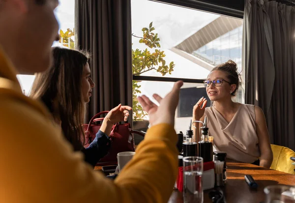 Bir Grup Genç Adamı Kafeteryada Fikirleri Planları Hakkında Bir Toplantı — Stok fotoğraf