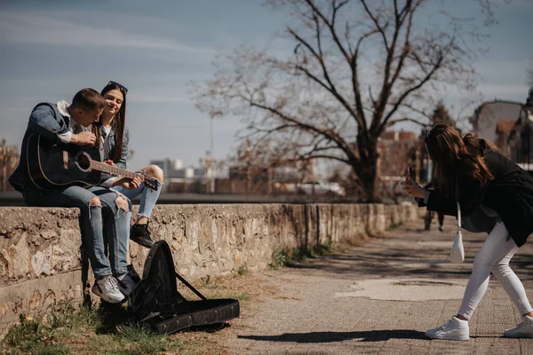 Brünettes Mädchen Fotografiert Das Schöne Paar Das Park Sitzt — Stockfoto