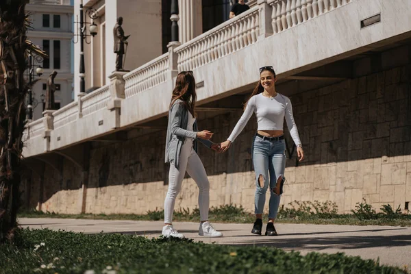 Δύο Όμορφες Μελαχρινές Γυναίκες Περπατούν Και Περνάνε Καλά Στο Πάρκο — Φωτογραφία Αρχείου