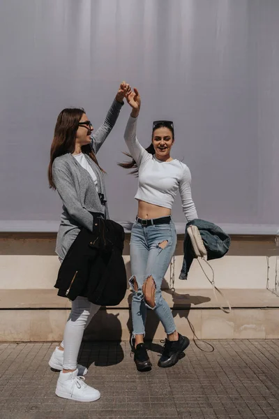 Dos Hermosas Chicas Bailando Juntas Frente Pared Gris Ciudad — Foto de Stock