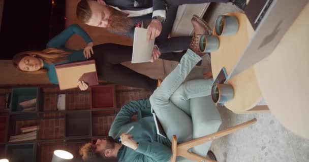 Três Pessoas Negócios Discutindo Juntos Detalhes Bar Café Vídeo Vertical — Vídeo de Stock