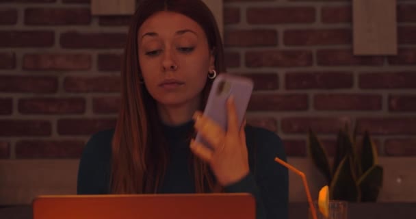 Mulher Negócios Falando Telefone Enquanto Trabalhava Uma Área Sala Jantar — Vídeo de Stock