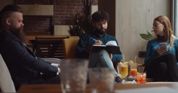 Três Pessoas Negócios Trabalhando Ambiente Descontraído Dentro Uma Cafeteria Com — Vídeo de Stock