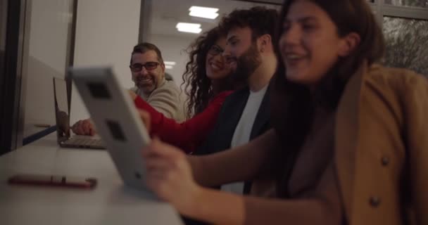 Fire Forskellige Kolleger Der Arbejder Sammen Projekt Mens Ser Tablet – Stock-video