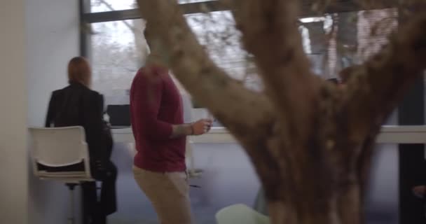 Erkek Çalışan Ofis Penceresine Gidiyor Elinde Bir Belgeyle Bir Ofis — Stok video