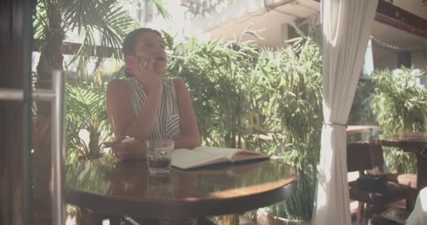 Bizneswoman Pracująca Tarasie Kawiarni Ciągu Dnia Rozmawiająca Przez Telefon — Wideo stockowe
