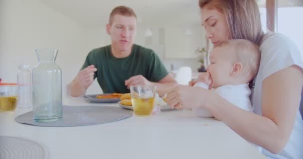 Blisko Męża Żony Rozmawiających Podczas Lunchu Swoim Dzieckiem Przy Stole — Wideo stockowe