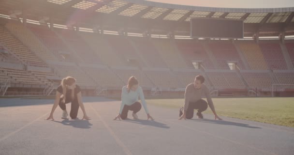 Três Jovens Preparando Para Correr Manhã Estádio Pista Corrida Azul — Vídeo de Stock