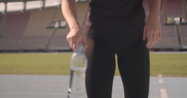 Mädchen Trinkt Wasser Beim Sport Stadion — Stockvideo