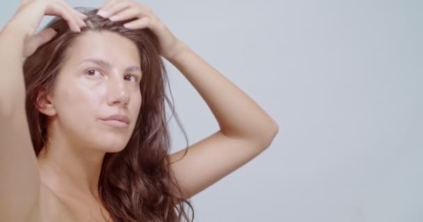 女性プレイとともに彼女の緩い髪の上に隔離されました 純粋なきれいな肌 化粧品広告のコンセプト — ストック動画