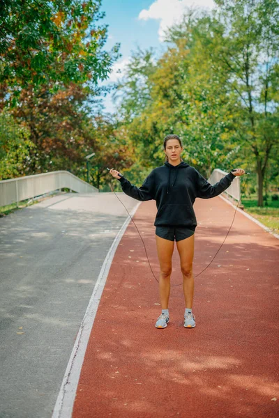 Schöne Sportkleidung Mädchen Ist Begriff Seil Auf Einem Roten Sportplatz — Stockfoto