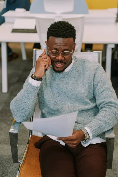 Ένας Όμορφος Μαύρος Άντρας Δουλεύει Στο Γραφείο Έχει Ένα Τηλεφώνημα — Φωτογραφία Αρχείου