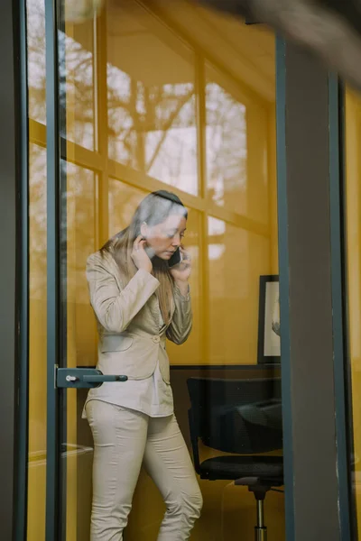 Jong Mooi Goed Gekleed Blond Meisje Heeft Een Telefoontje Telefooncel — Stockfoto
