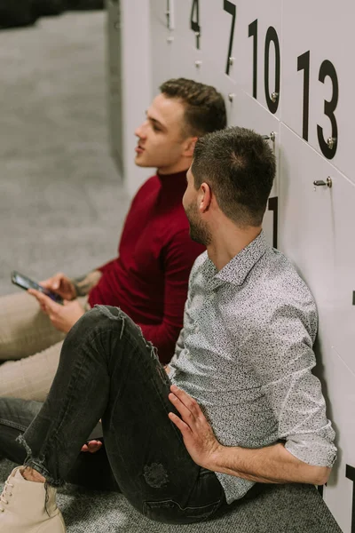 Zwei Männliche Kollegen Unterhalten Sich Büro Während Sie Auf Dem — Stockfoto