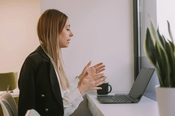 Mulher Negócios Bonita Explaing Algo Chamada Vídeo Seu Laptop Enquanto — Fotografia de Stock
