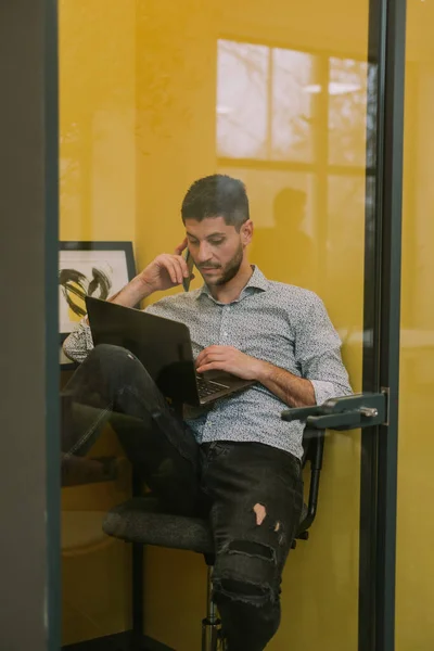 Stilvoller Männlicher Geschäftsmann Der Auf Seinem Laptop Arbeitet Während Einer — Stockfoto