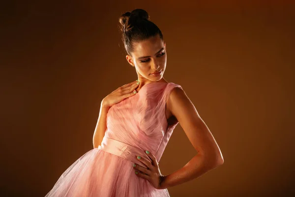 Una Foto Una Chica Mirando Hacia Abajo Posando Vestido Rosa — Foto de Stock