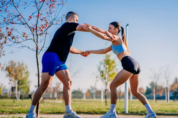 Couple Sportif Font Exercice Tout Tenant Debout Sur Arbre Ils — Photo