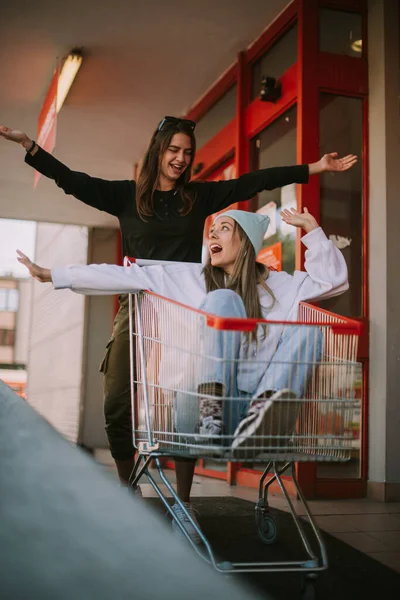 Twee Mooie Meisjes Hebben Plezier Met Een Markt Kar Markt — Stockfoto