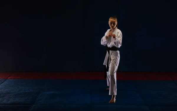 Silhuett Tonåring Karate Flicka Gör Soto Uke Pose Karate Studio — Stockfoto