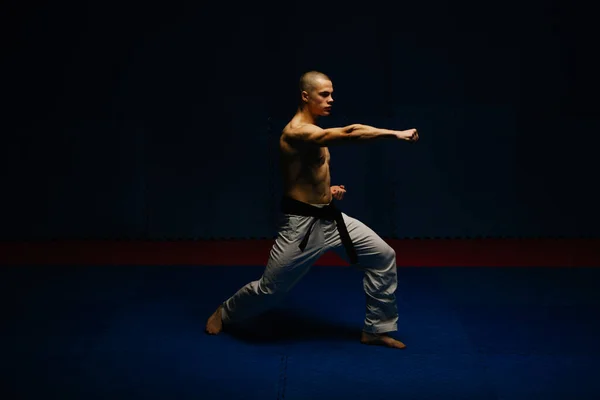 Jóképű Fiatalember Gyaku Tsuki Pózban Karate Stúdióban — Stock Fotó