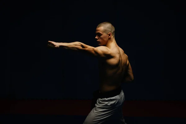 Közelkép Egy Jóképű Fiatalemberről Aki Gyaku Tsuki Csinálja Karate Klubban — Stock Fotó